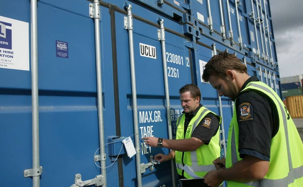 به چه کسی ترخیص کار گمرک گفته می‌شود و چه حقوق و وظایفی دارد