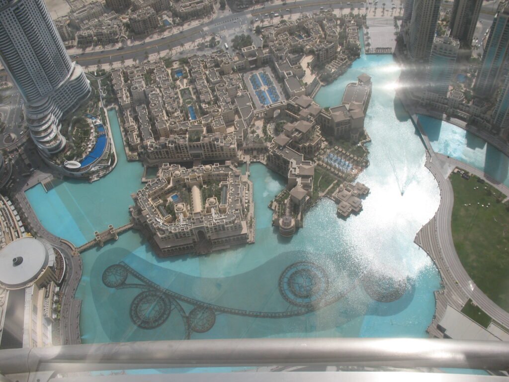 Dubai_Fountain_from_At_The_Top_of_Burj_Khalifa